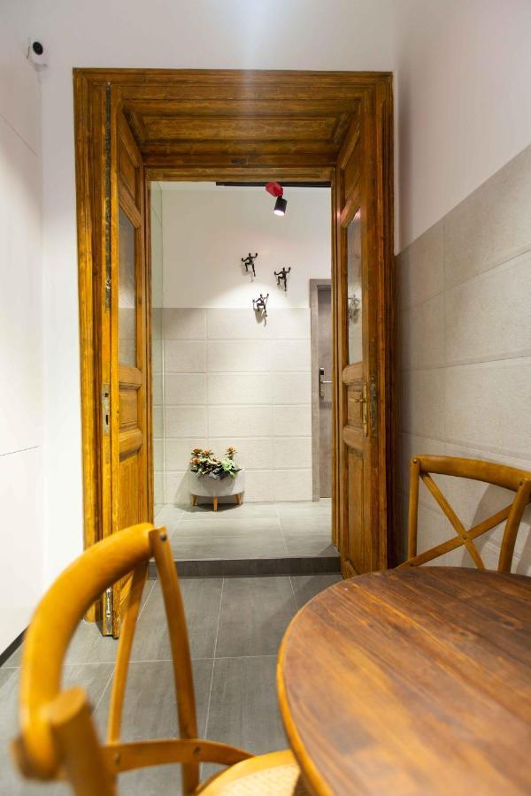 Premium Rooms By Hi5 - Style At The Comedy Theater บูดาเปสต์ ภายนอก รูปภาพ
